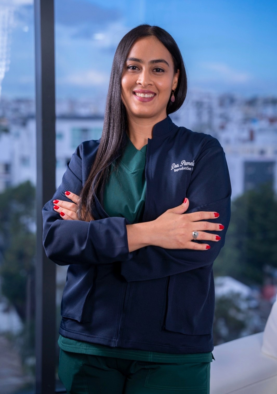 Dra. Pamela Mir sentada en consulta